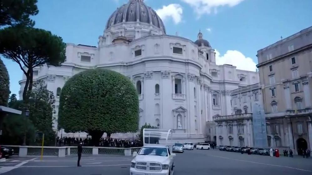 Imagen del papamóvil que traslada el féretro.