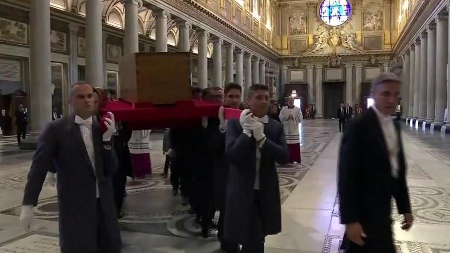 El ferétro llega a Santa María la Mayor