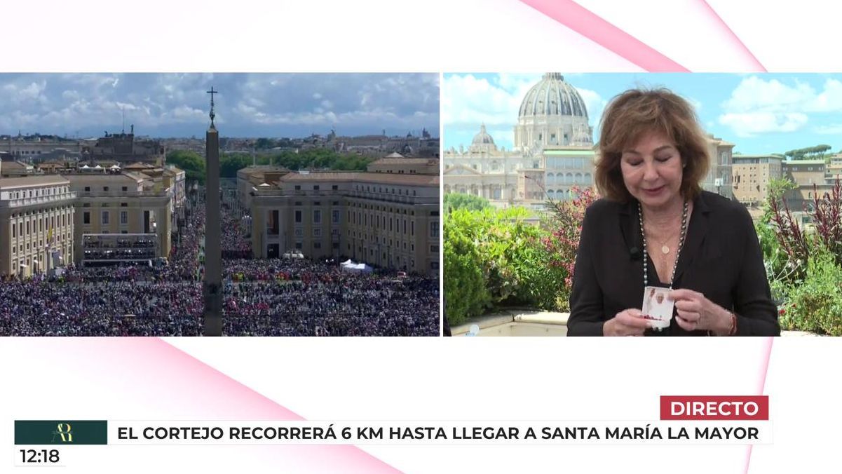 Ana Rosa muestra el rosario bendecido por el papa Francisco
