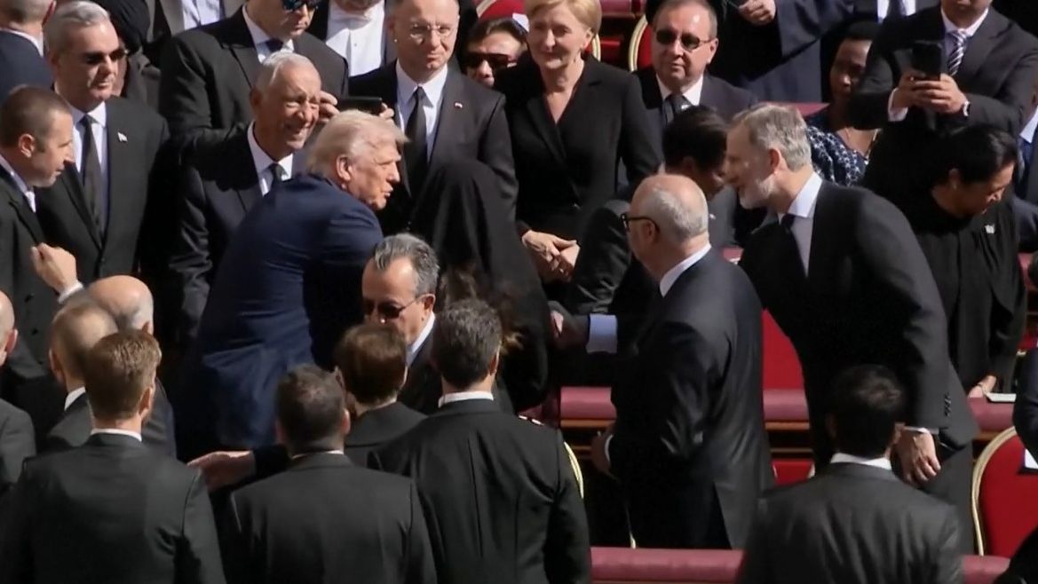 Así ha sido el saludo de los reyes y Donald Trump