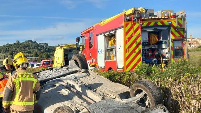 Bomberos en un accidente de tráfico