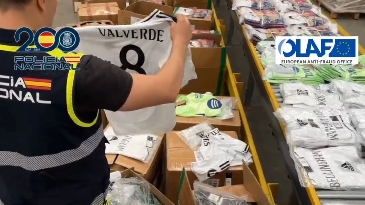 Camisetas del Real Madrid y Barcelona falsificadas