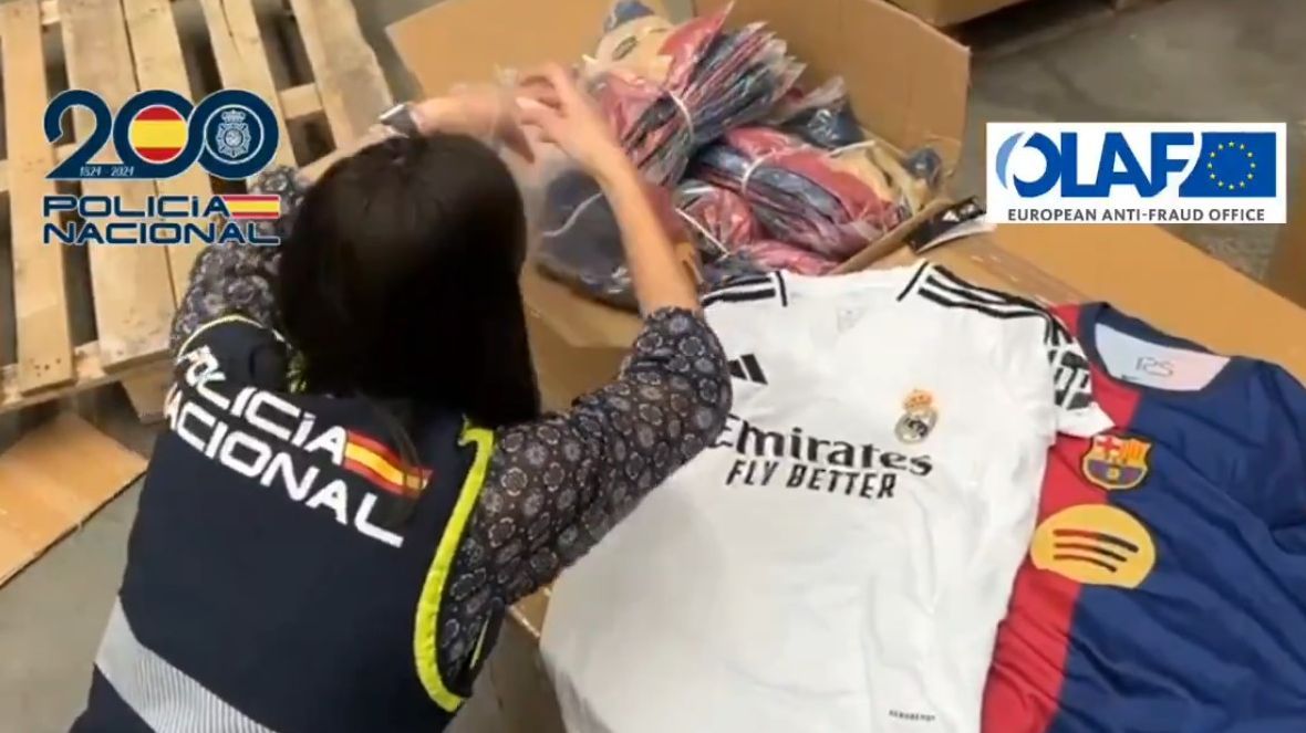 Camisetas falsificadas de Real Madrid y Barcelona intervenidas