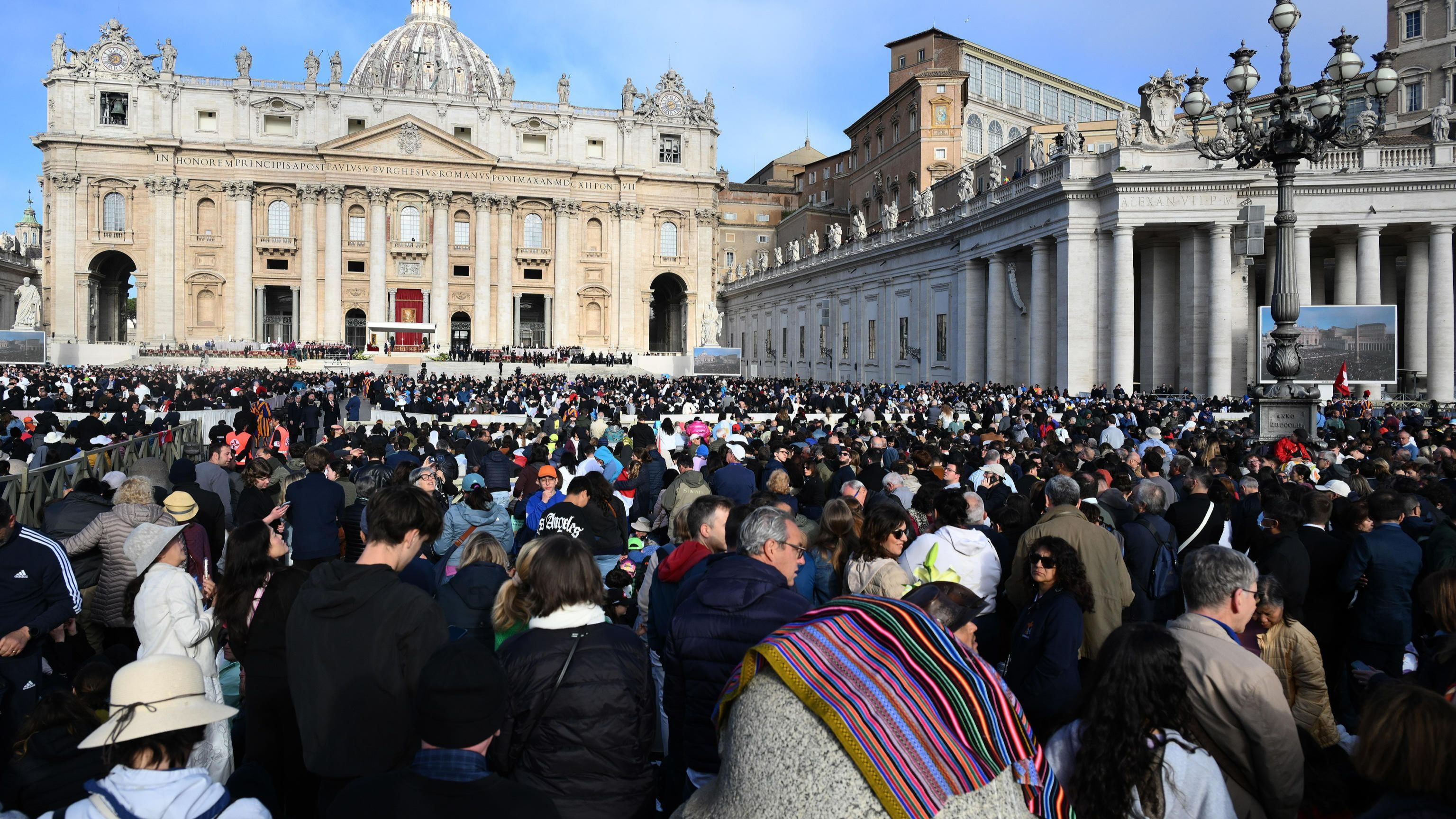 Cerca de 400.000 personas despiden al papa Francisco en el Vaticano y por las calles de Roma