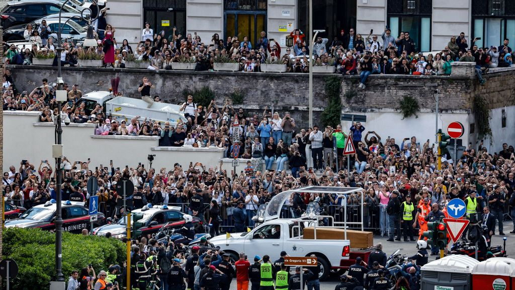 Decenas de miles de personas despiden a Francisco: "Un Papa en medio de la gente, con el corazón abierto a todos"