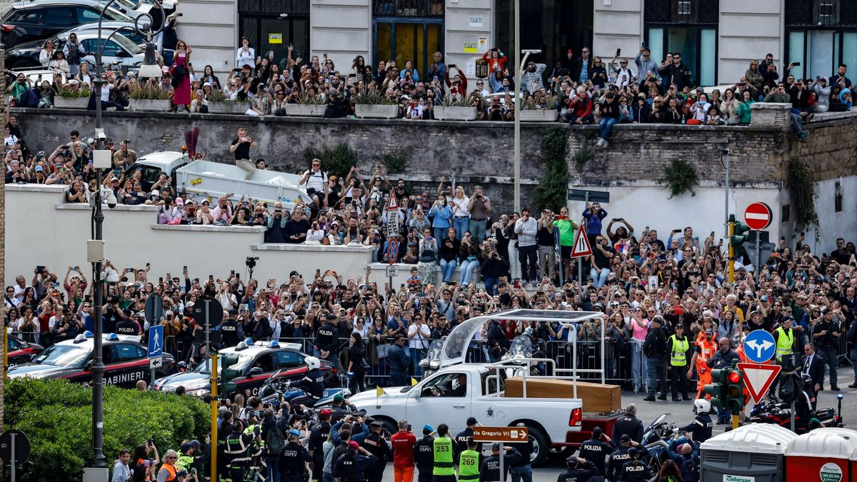 Decenas de miles de personas despiden a Francisco: "Un Papa en medio de ...