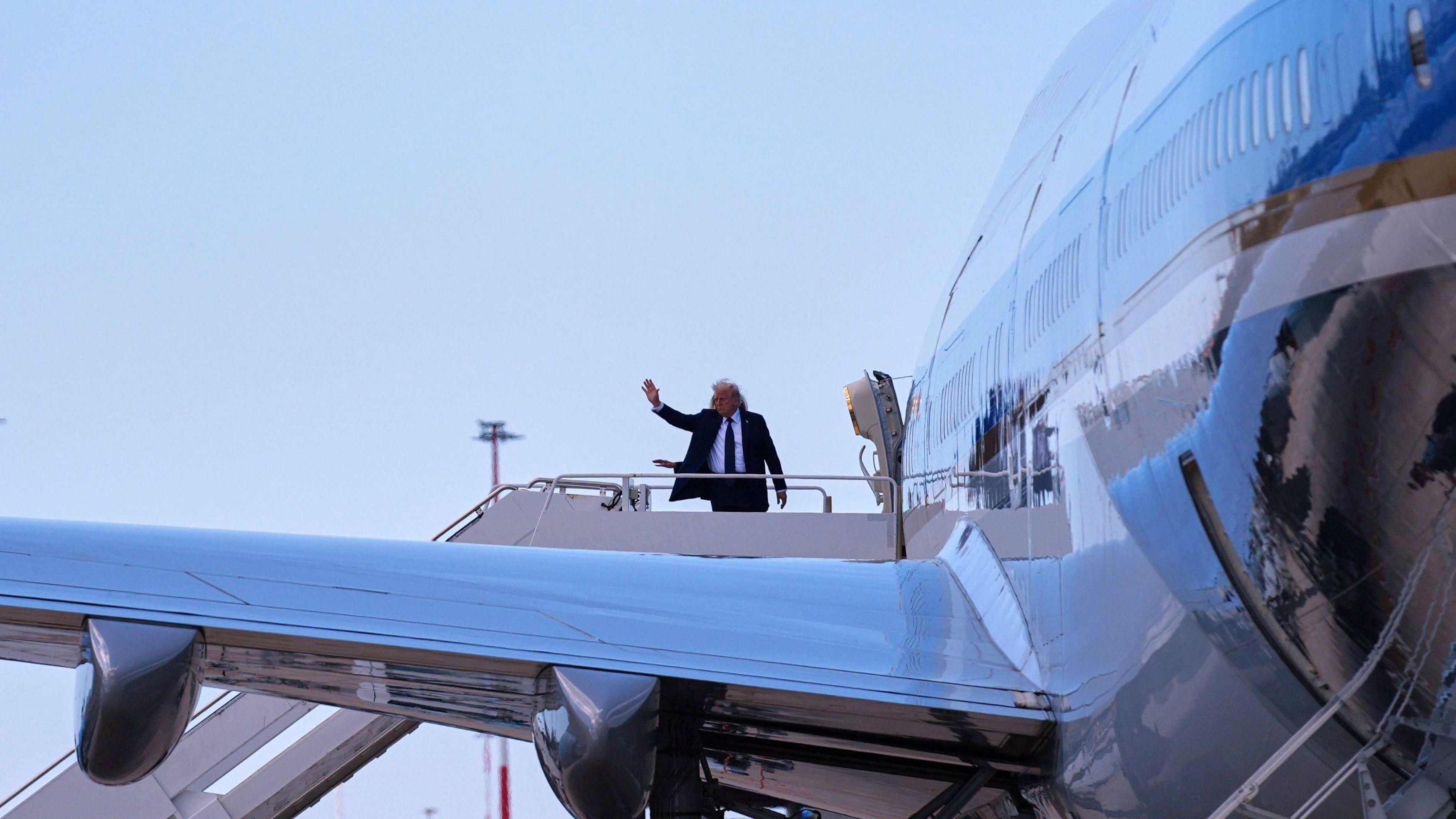 Donald Trump abandona Roma tras el funeral del papa Francisco