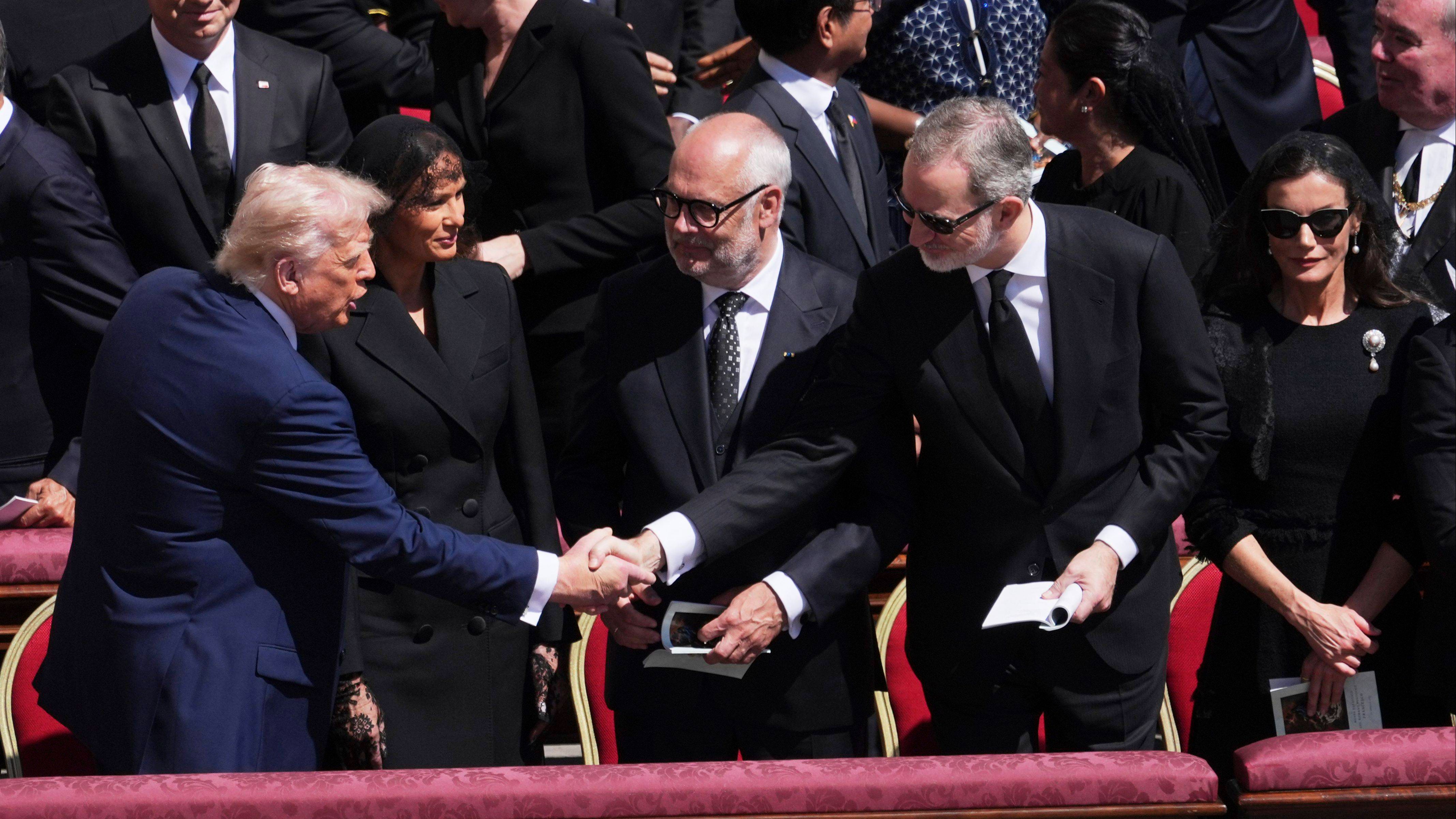 Donald Trump y el rey Felipe VI se dan la paz en el funeral del papa Francisco
