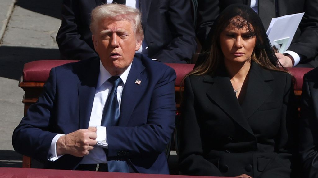 Donald Trump y Melania en el funeral del papa Francisco.