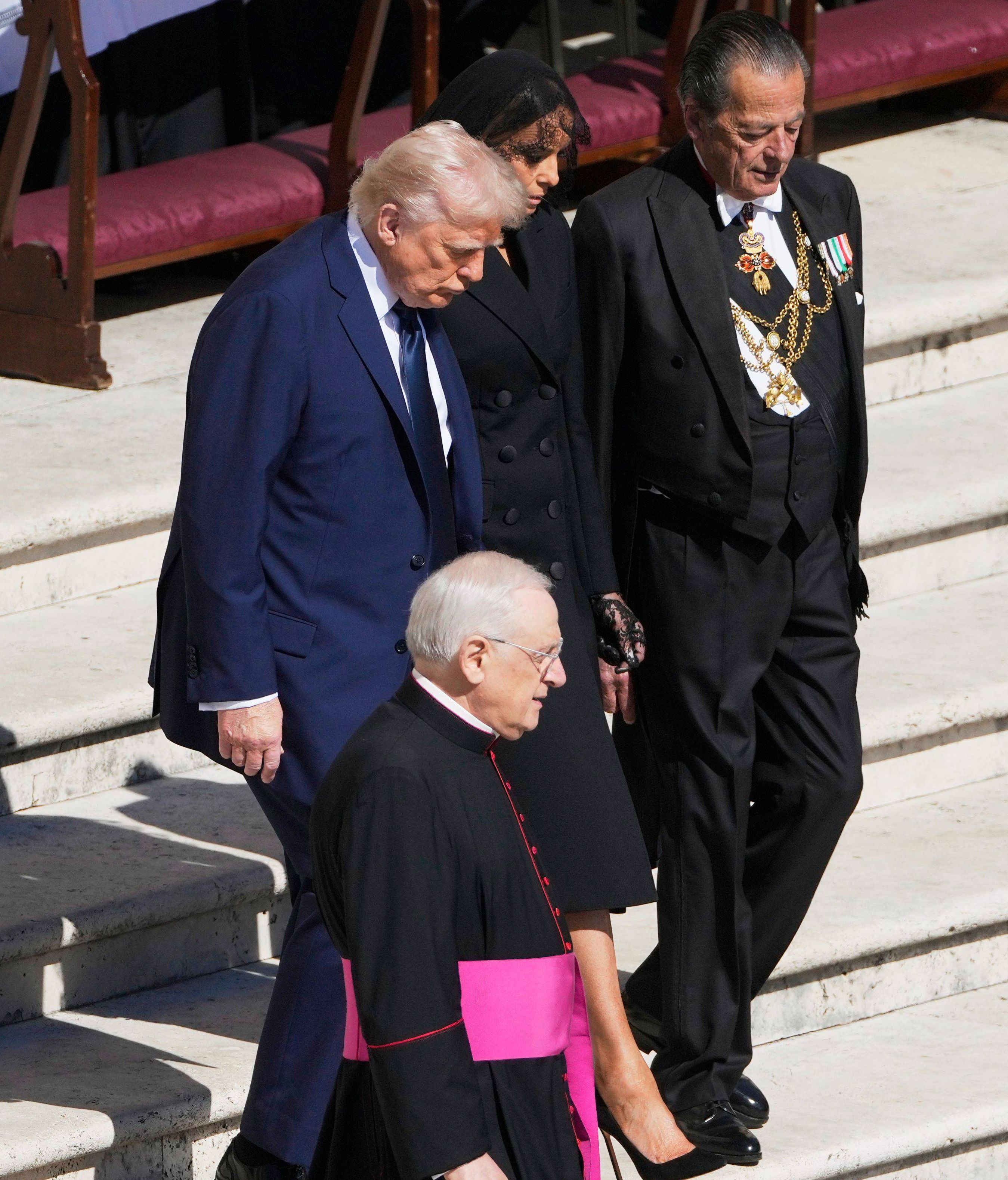 Donald Trump y Melania en el funeral del papa.