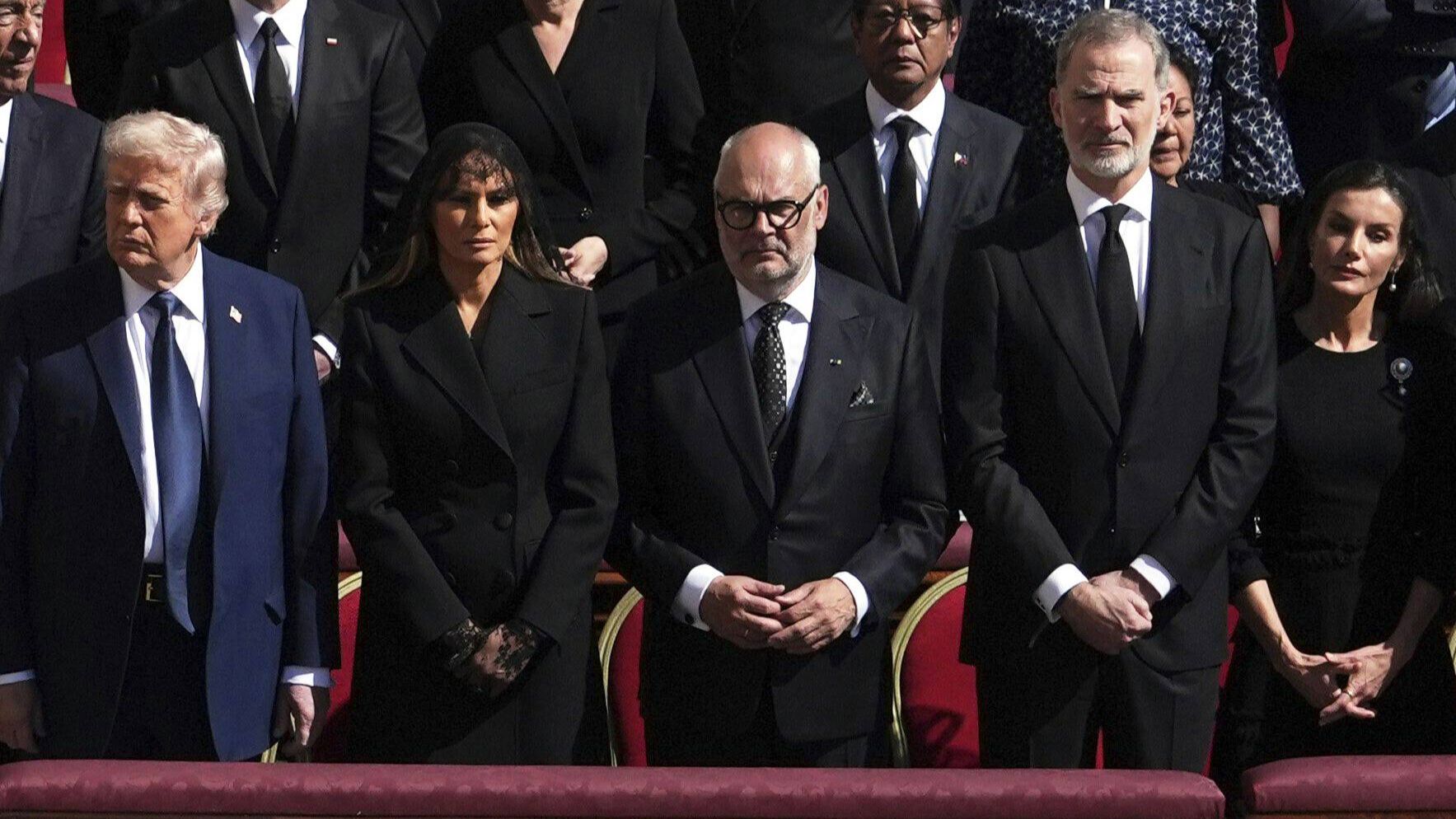 Donald Trump y Melania, y los reyes Felipe y Letizia en el funeral del papa Francisco.