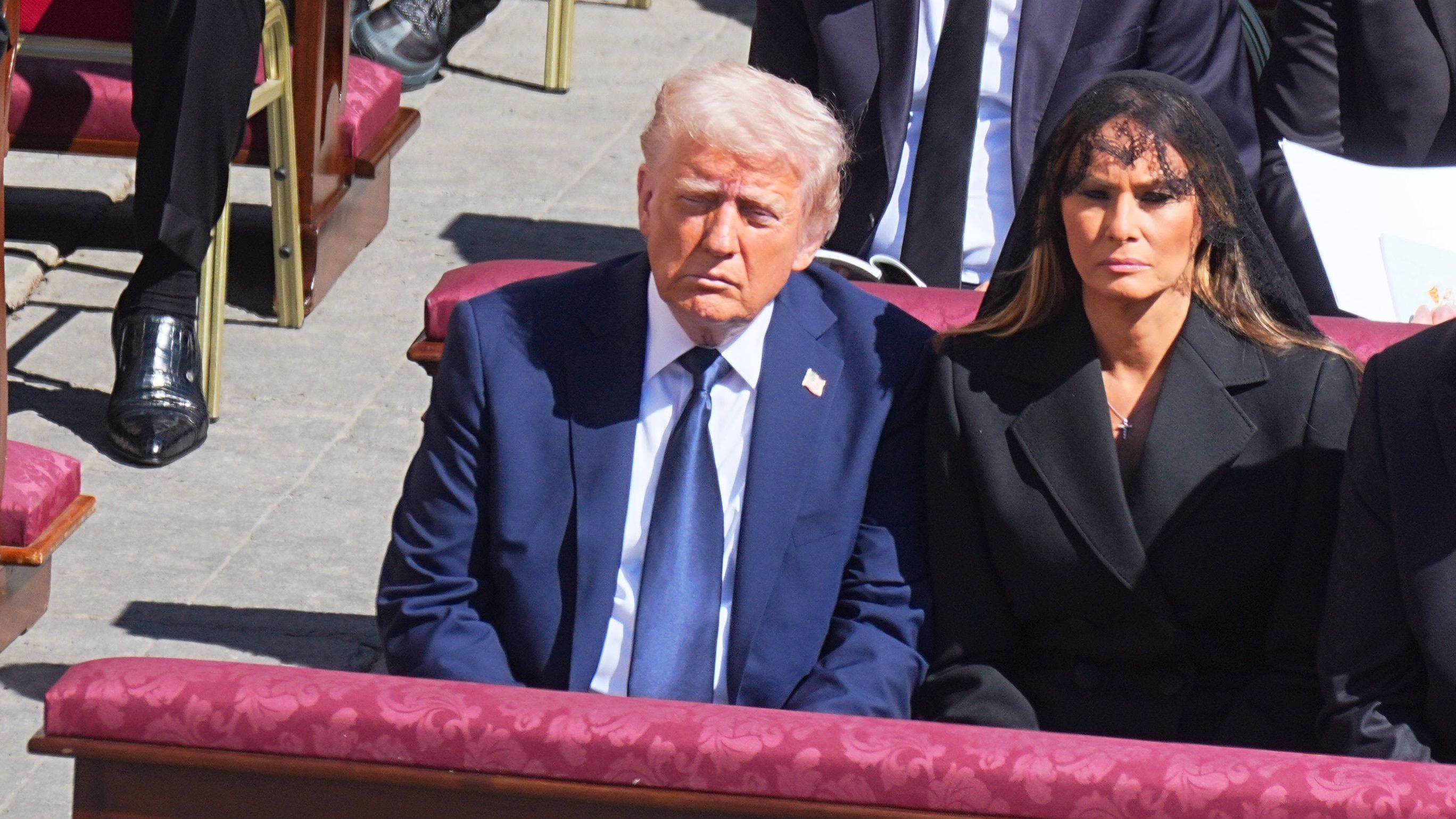 Donald Trump y su esposa Melania en el funeral del papa Francisco