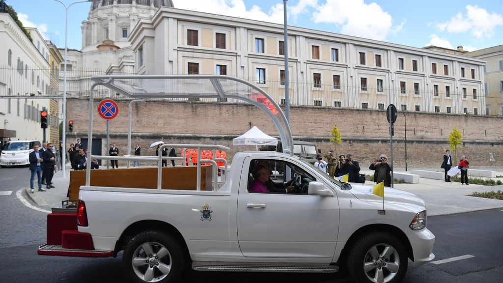 El papamóvil, el coche fúnebre que traslada los restos del papa Francisco a la Basílica de Santa María La Mayor