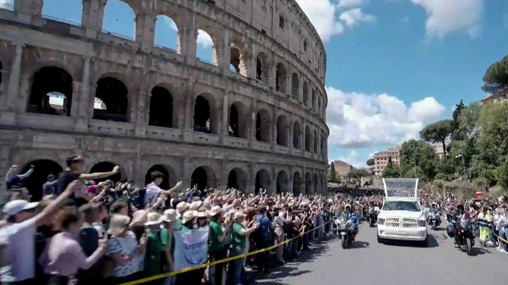 El papamóvil traslada el féretro del papa Francisco hasta la Basílica de Santa María la Mayor: así ha sido el recorrido