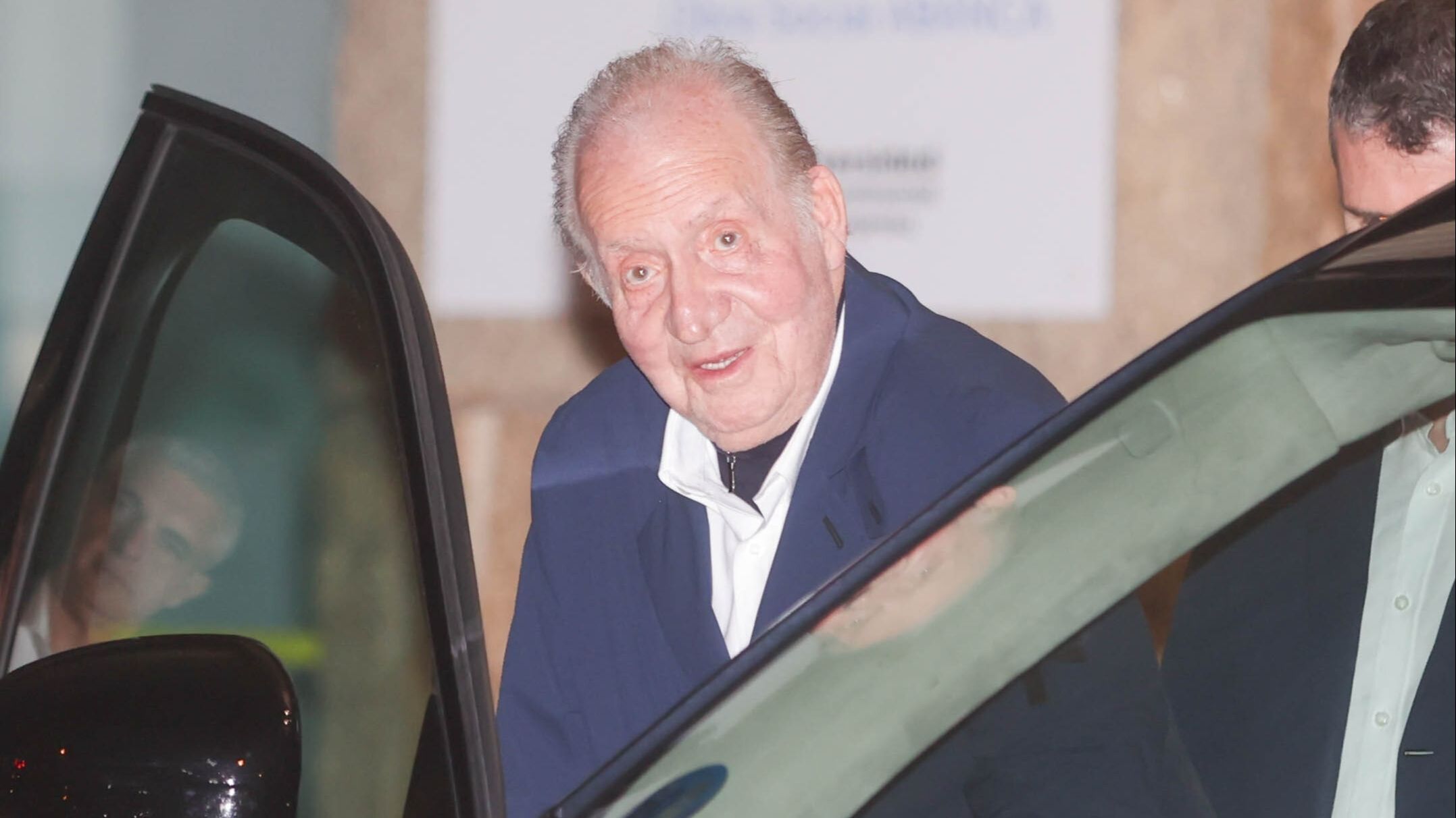 El rey Juan Carlos sale del Real Club Náutico de Sanxenxo, a 25 de abril de 2025, en Sanxenxo (España).