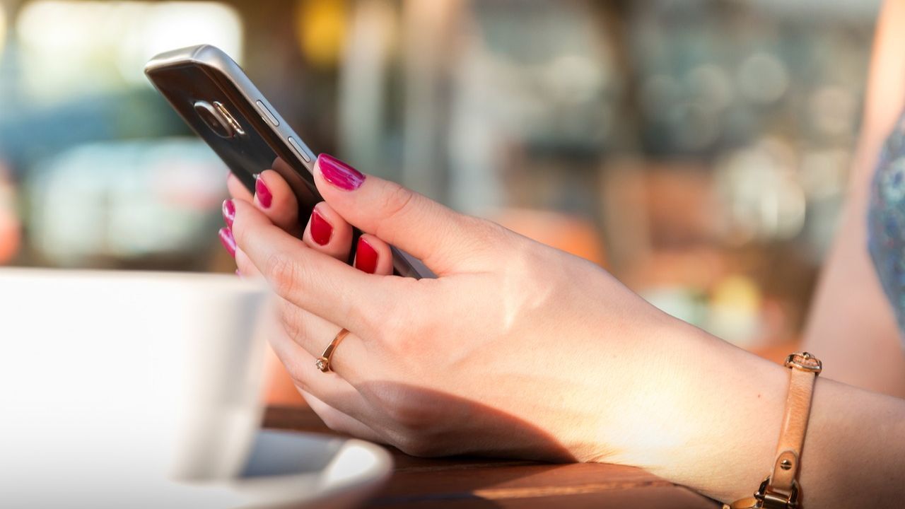Imagen de archivo de una mujer utilizando su teléfono móvil