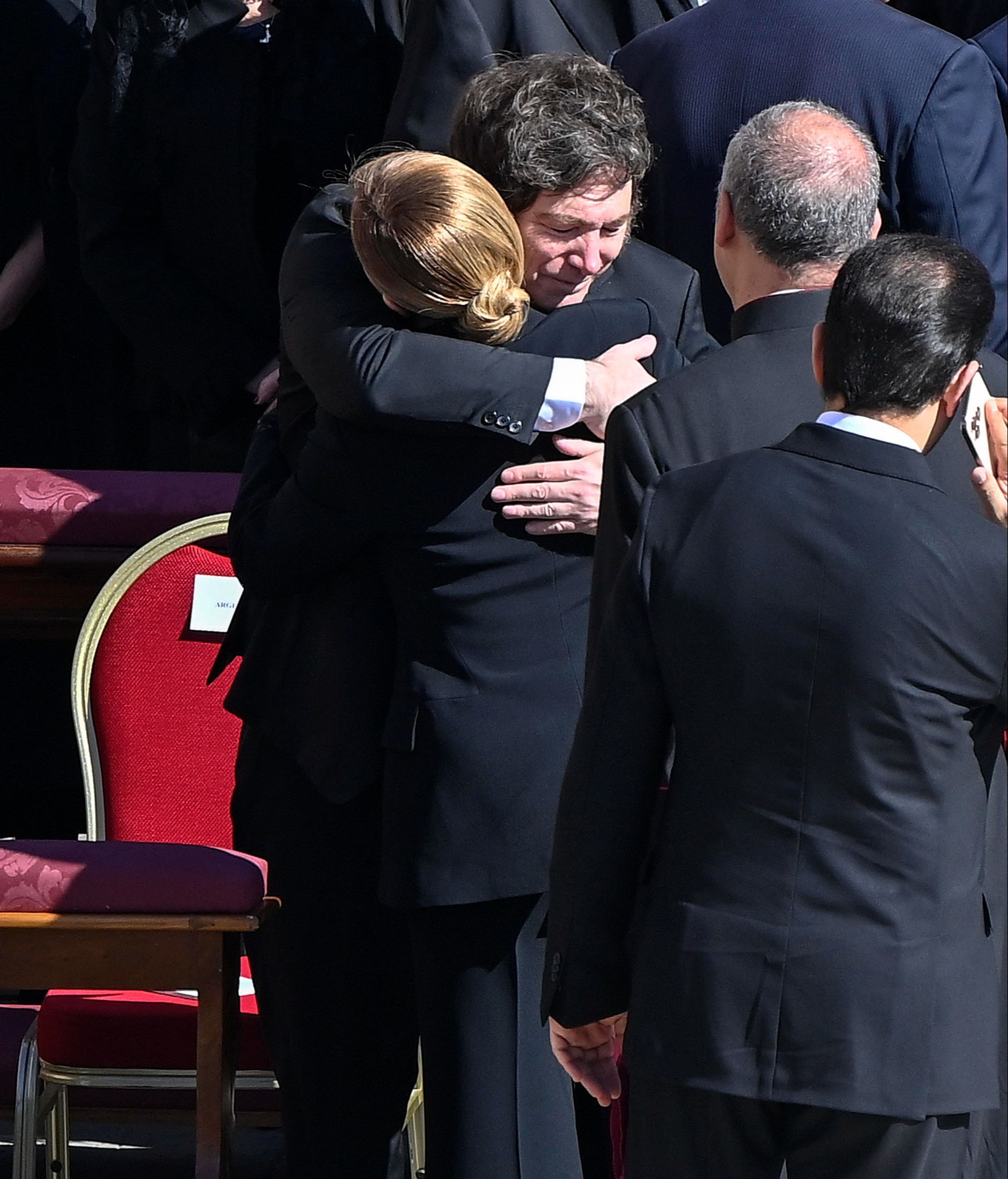 Javier Milei abraza a Giorgia Meloni en el funeral del papa Francisco