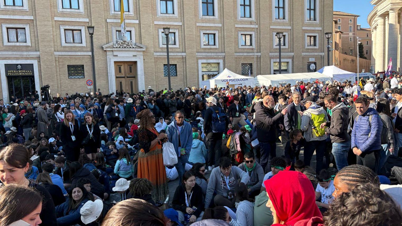 La plaza de San Pedro se llena de fieles horas antes del inicio del funeral del papa