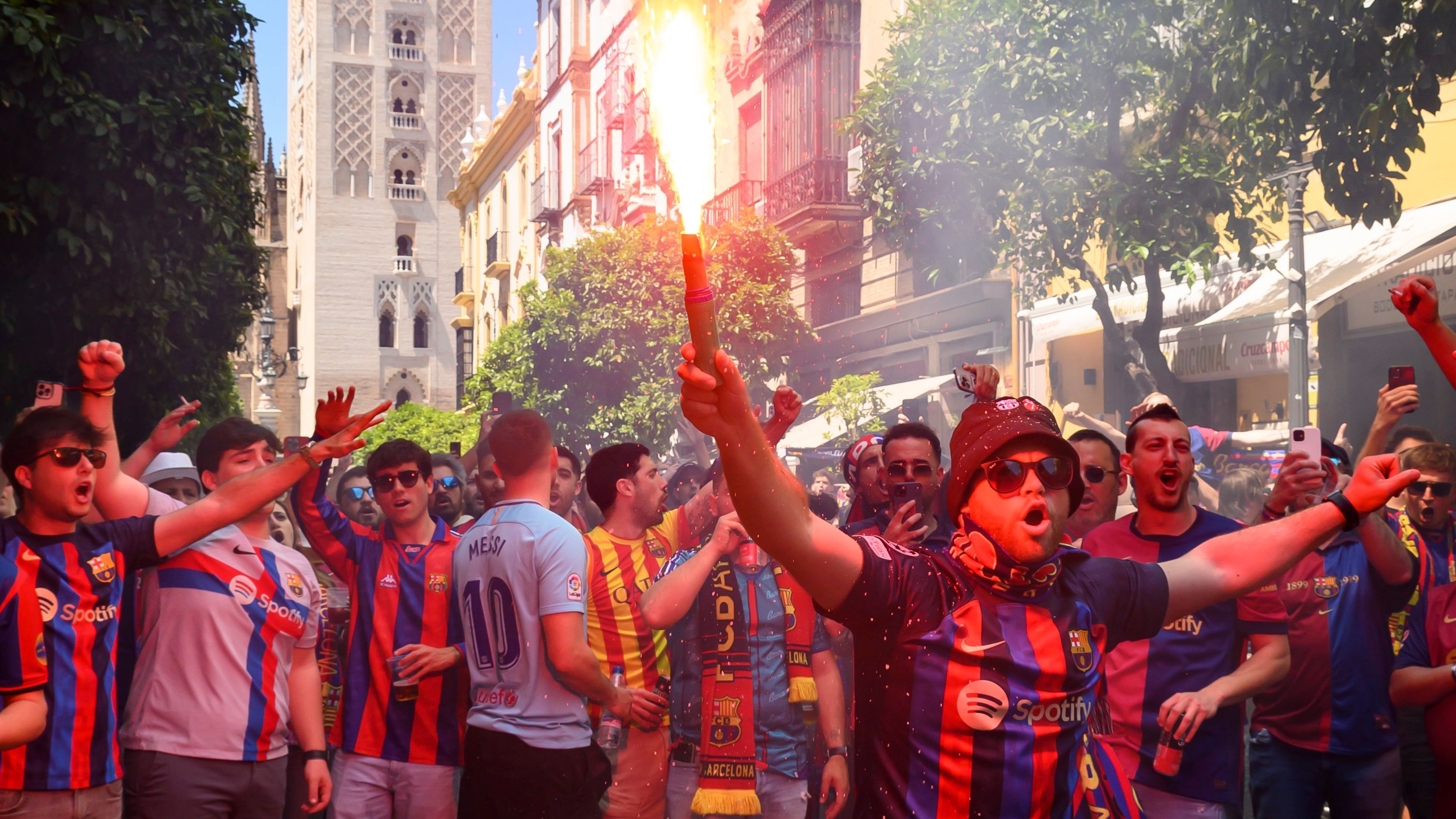 La Policía actúa en el centro de Sevilla y dispersa a barcelonistas en un clima de tensión