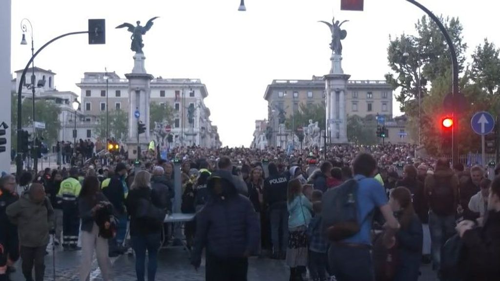 Los fieles acuden a dar el último adiós al papa Francisco