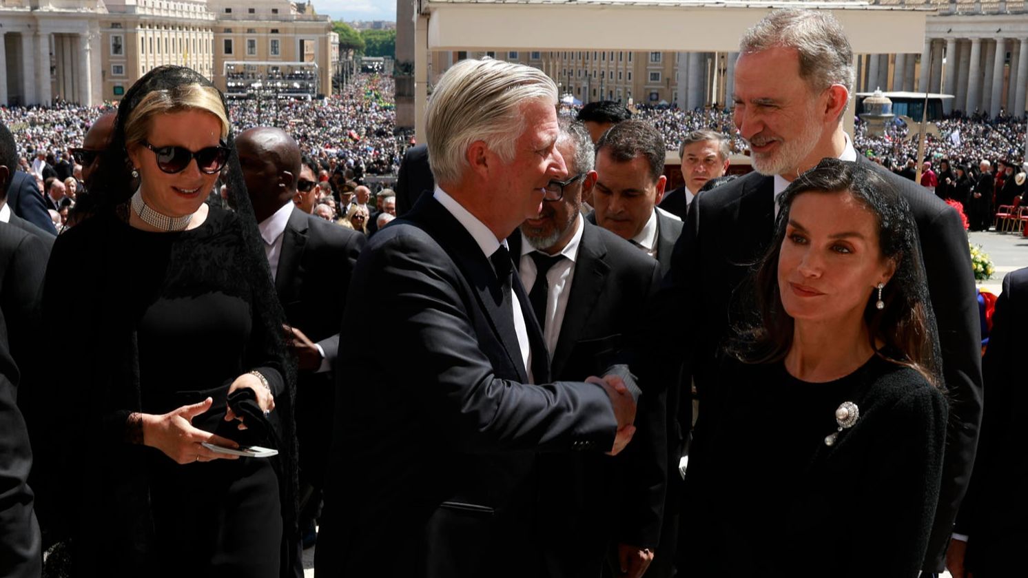 Los reyes de Bélgica y de España en el funeral del papa Francisco.