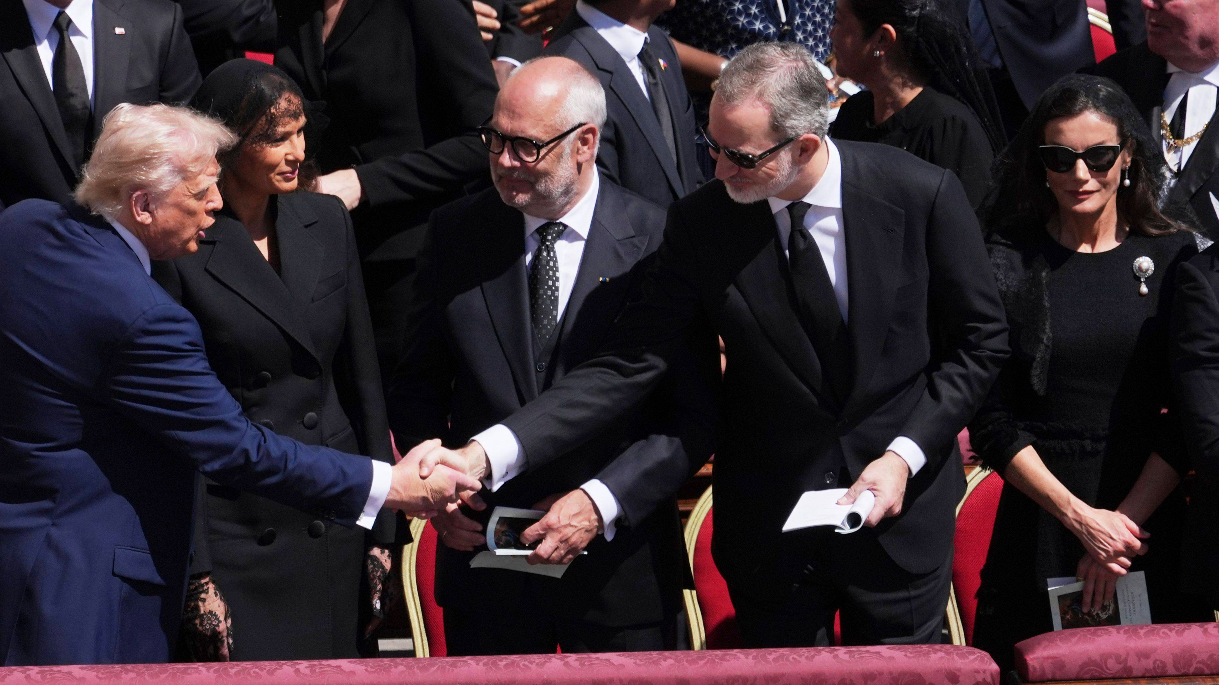 Los reyes Felipe y Letizia en el funeral del papa Francisco con las gafas de sol.
