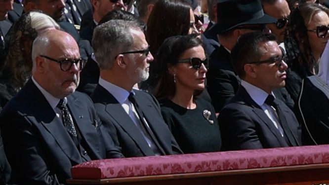 Los reyes Felipe y Letizia en el funeral del papa Francisco con las gafas de sol.