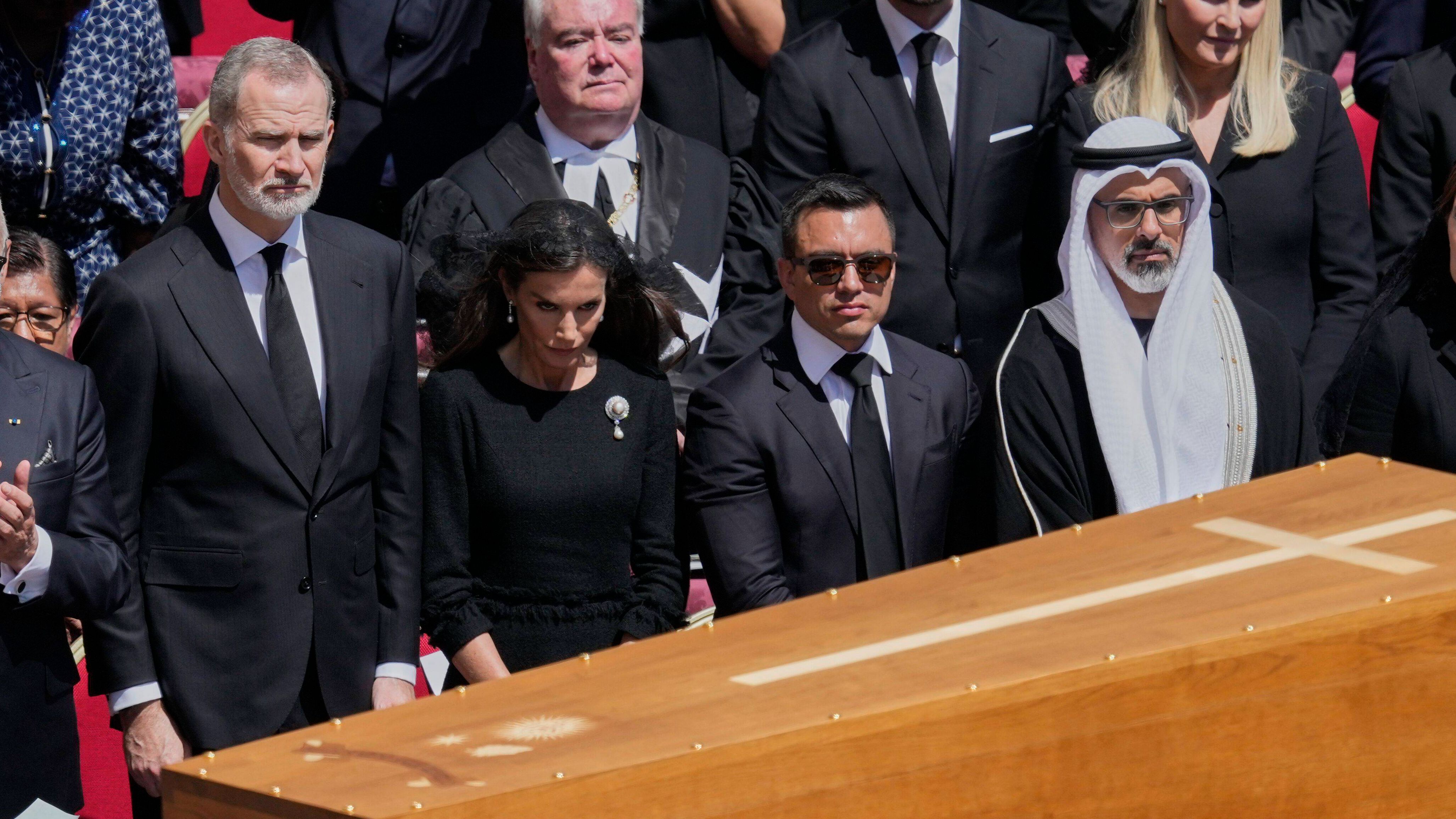 Los reyes Felipe y Letizia en el funeral del papa Francisco.