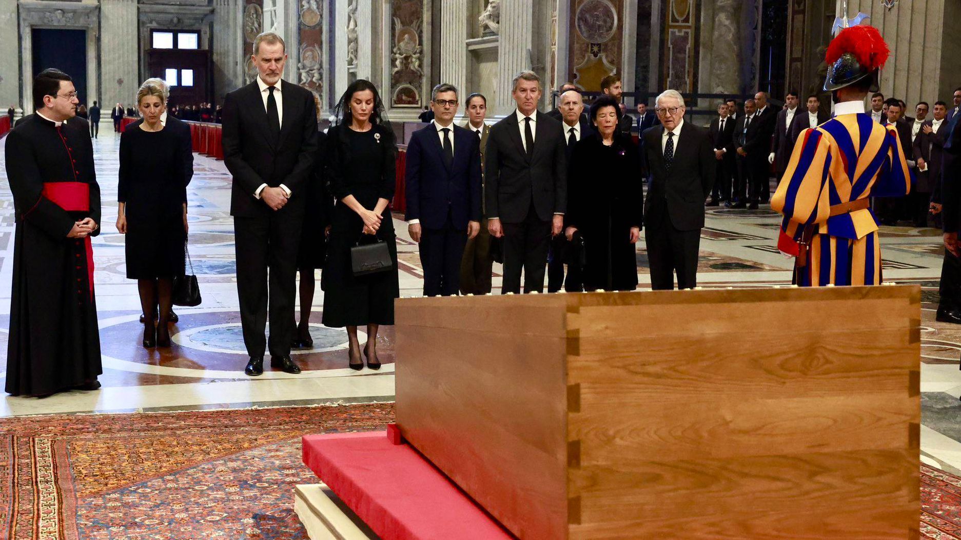 Los reyes Felipe y Letizia en el funeral del papa Francisco.