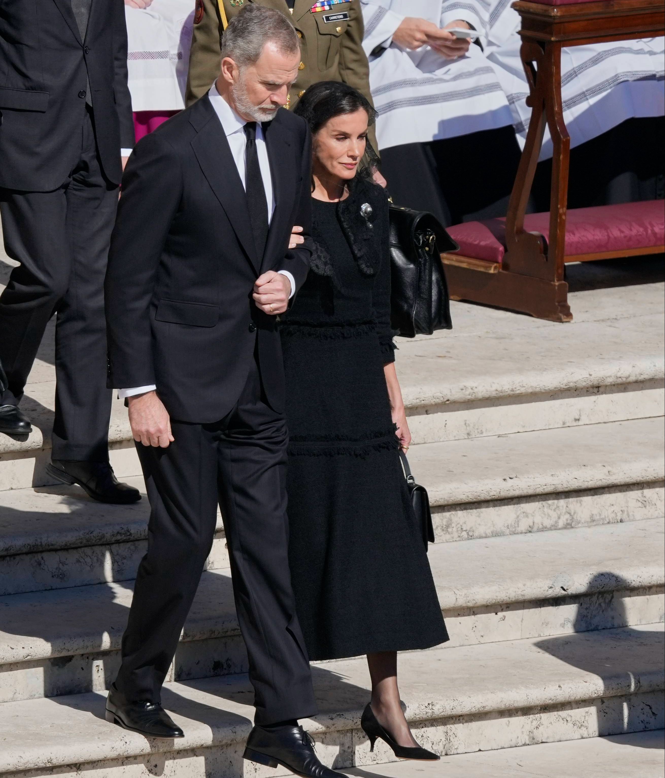 Los reyes Felipe y Letizia en el funeral del papa Francisco.