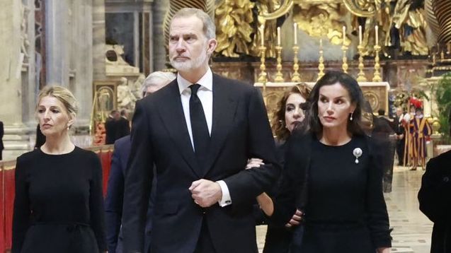 Los reyes Felipe y Letizia en el funeral del papa Francisco.