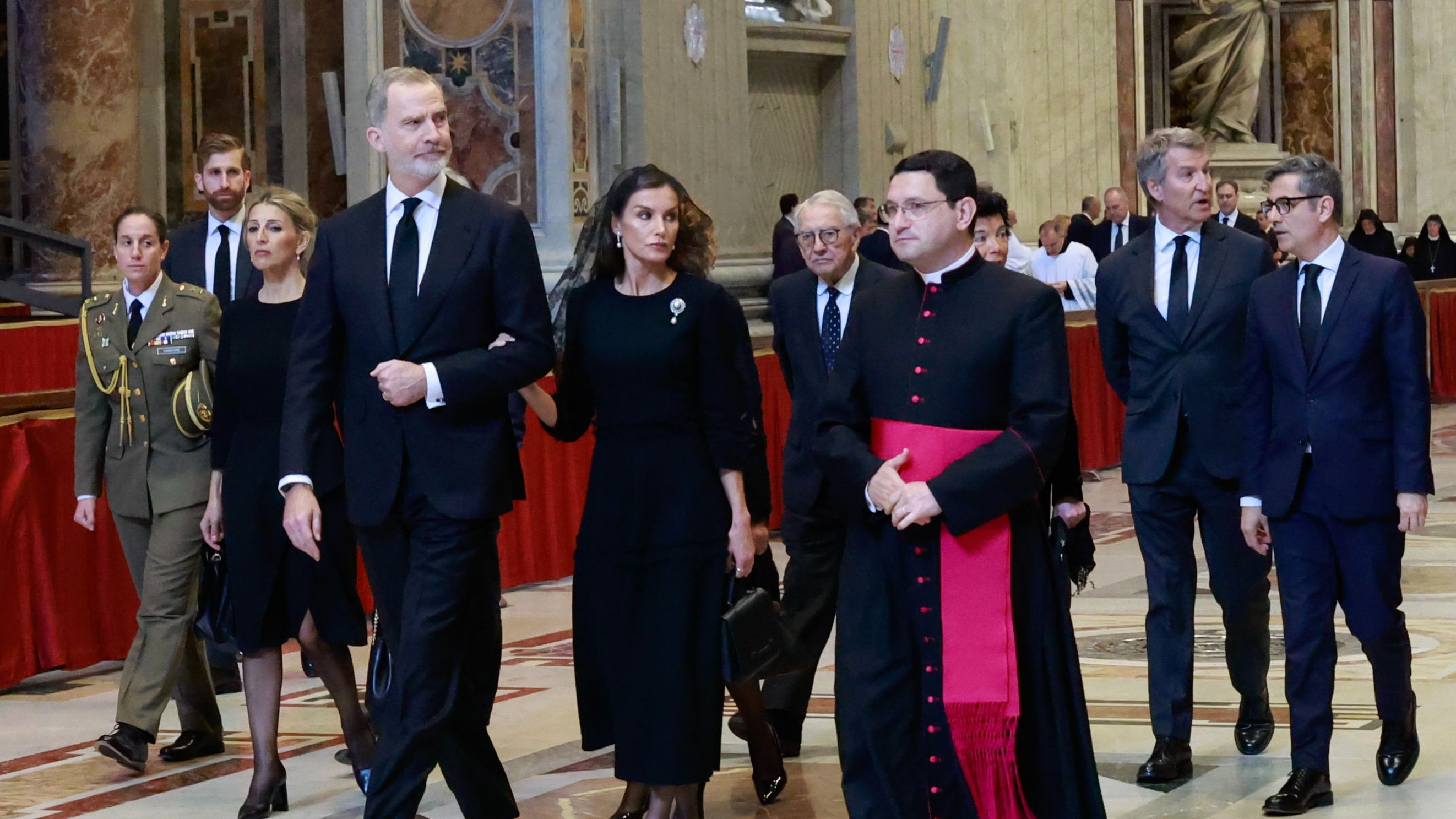 Los reyes Felipe y Letizia, junto a la delegación española, en la Basílica de San Pedro para rendir tributo al papa Francisco