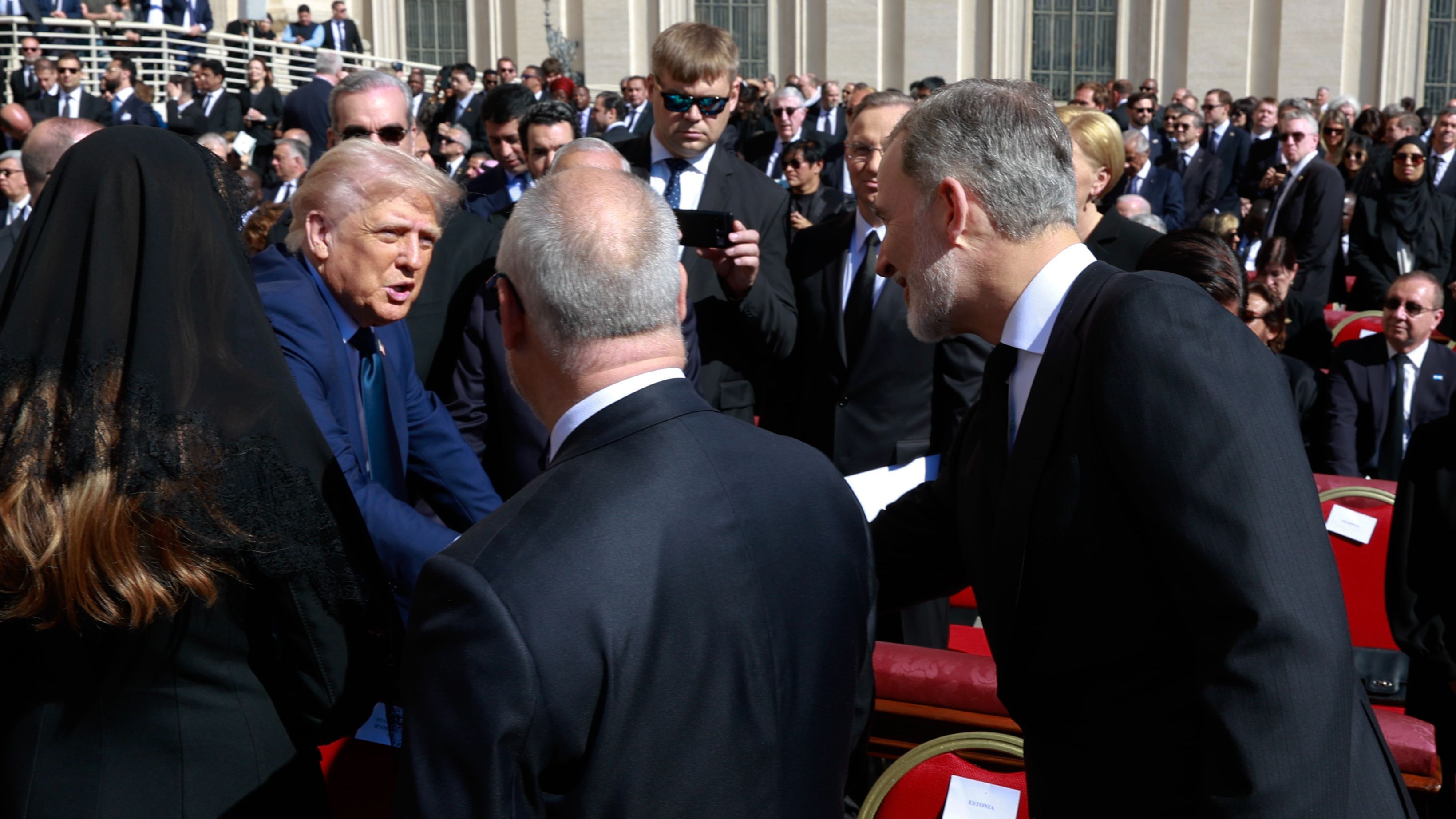 Los Reyes saludan a Donald Trump antes de comenzar el funeral del Papa Francisco