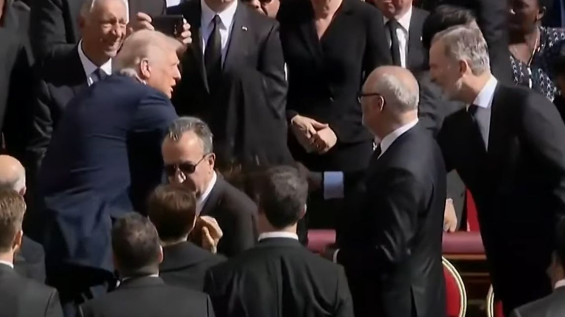 Los Reyes saludan a Donald Trump antes de comenzar el funeral del Papa Francisco