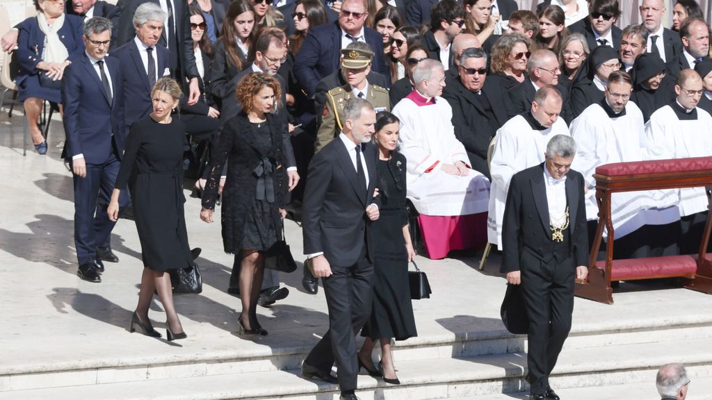Varios expertos analizan si ha sido un error que Pedro Sánchez no acuda al funeral del papa Francisco