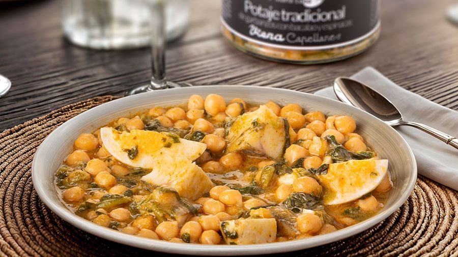 Potaje tradicional de garbanzos hechos a fuego lento, con tacos de bacalao desalado y espinaca fresca.