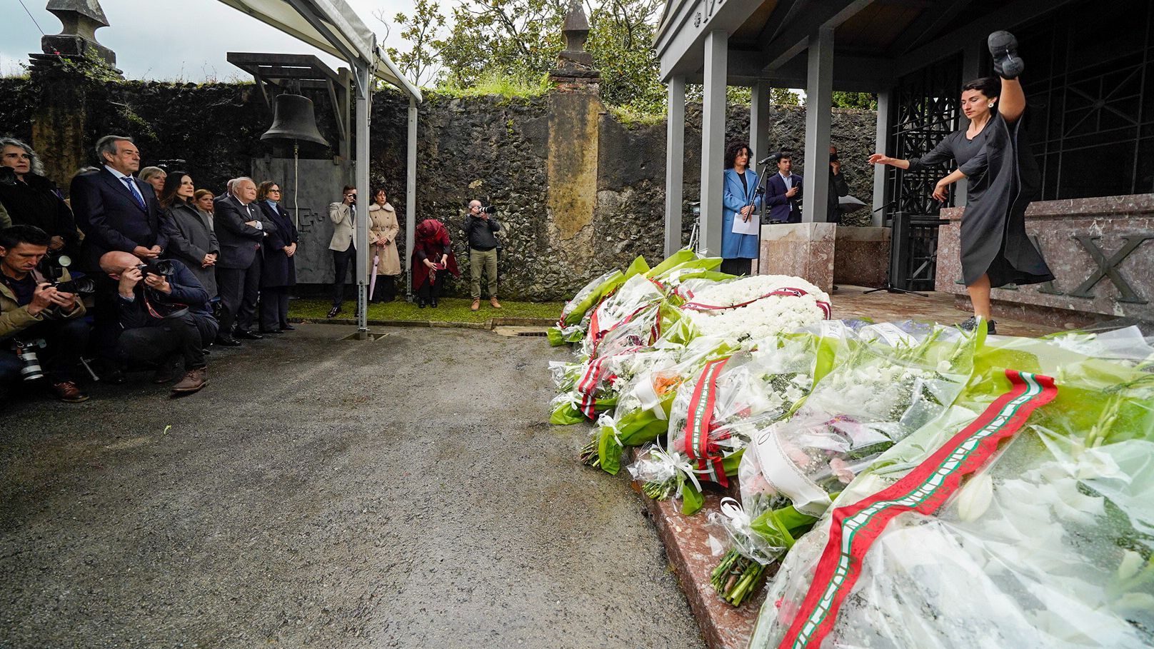 Ofrenda floral en el cementerio de Zallo en Gernika