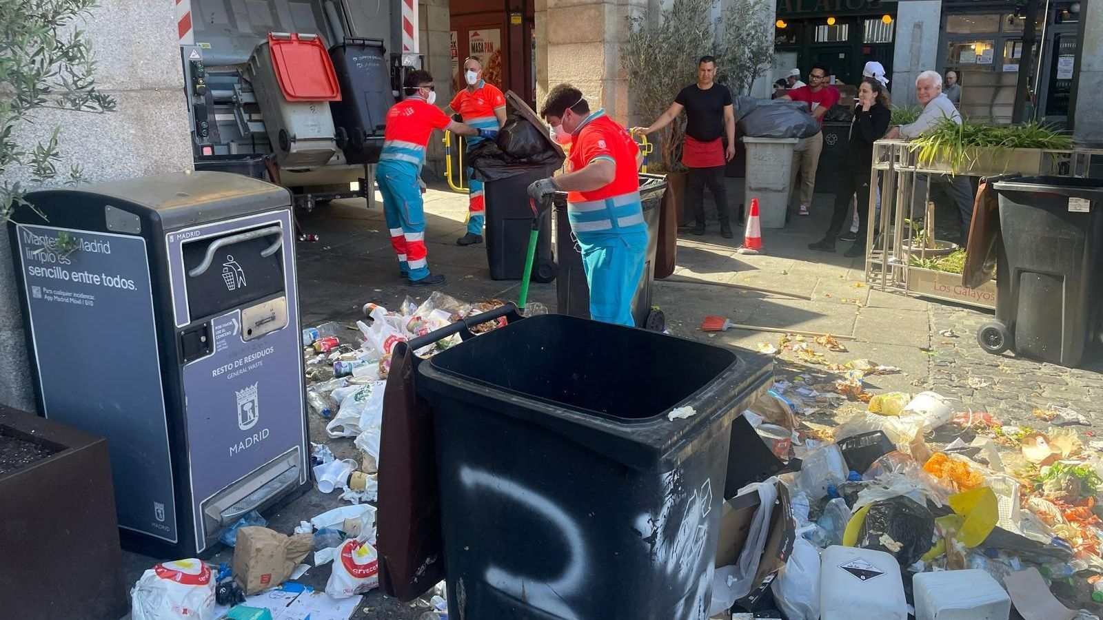 Operarios de limpieza recogen residuos en la Plaza Mayor de Madrid Operarios de limpieza recogen residuos en la Plaza Mayor de Madrid
