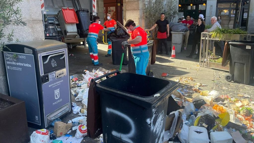 Operarios de limpieza recogen residuos en la Plaza Mayor de Madrid
