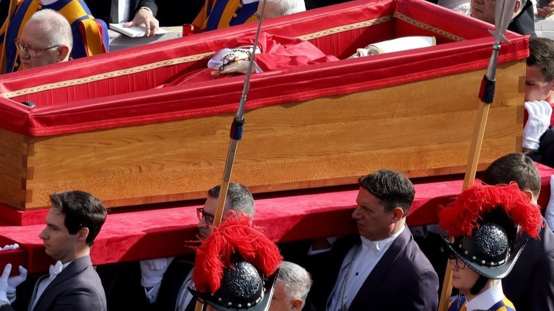 ¿Quiénes son los sediarios pontificios y por qué trasladan los restos del papa?