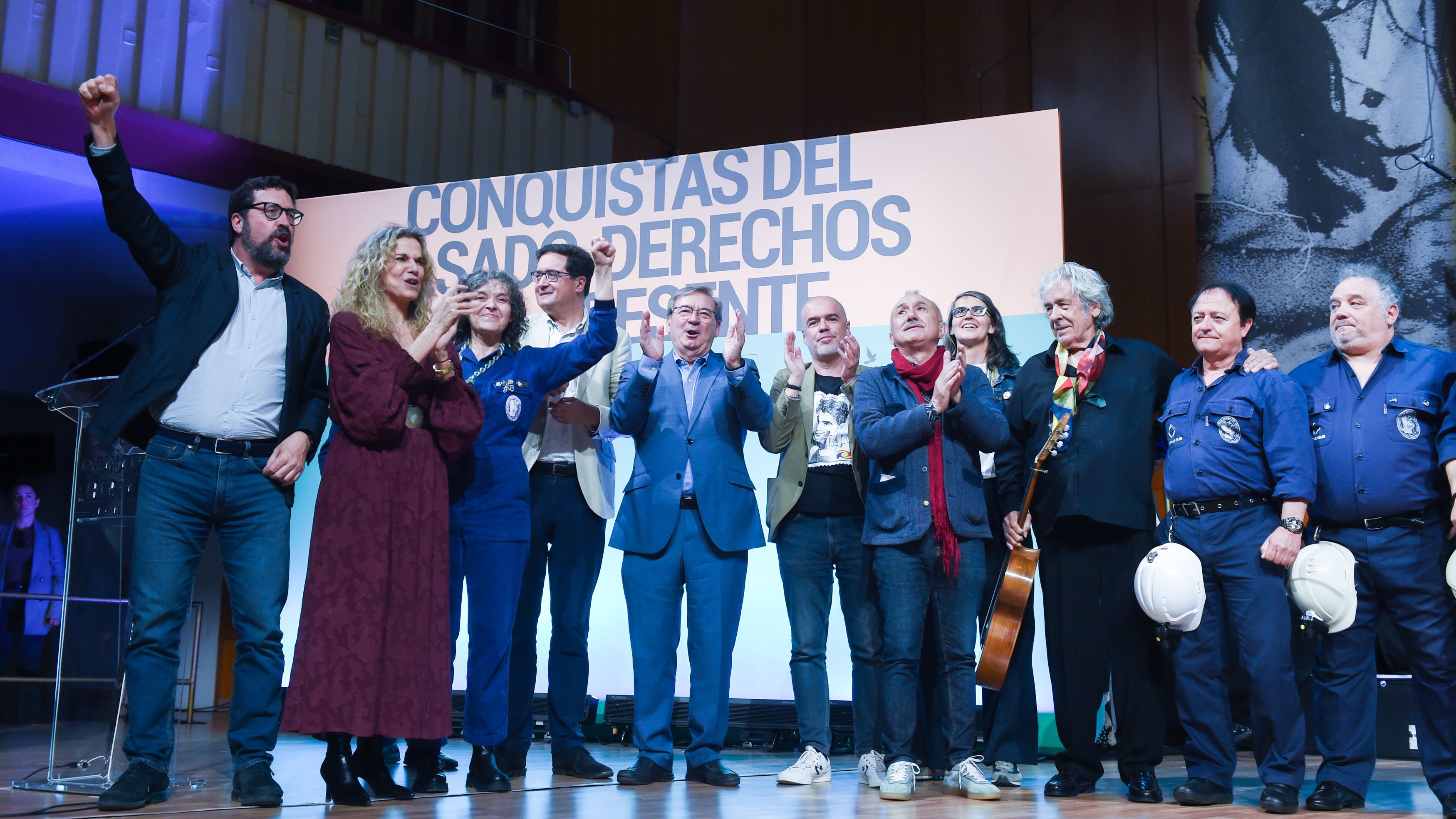 Un grupo de jóvenes increpa a los líderes de UGT y CCOO en un acto sobre los derechos laborales: "Comegambas"