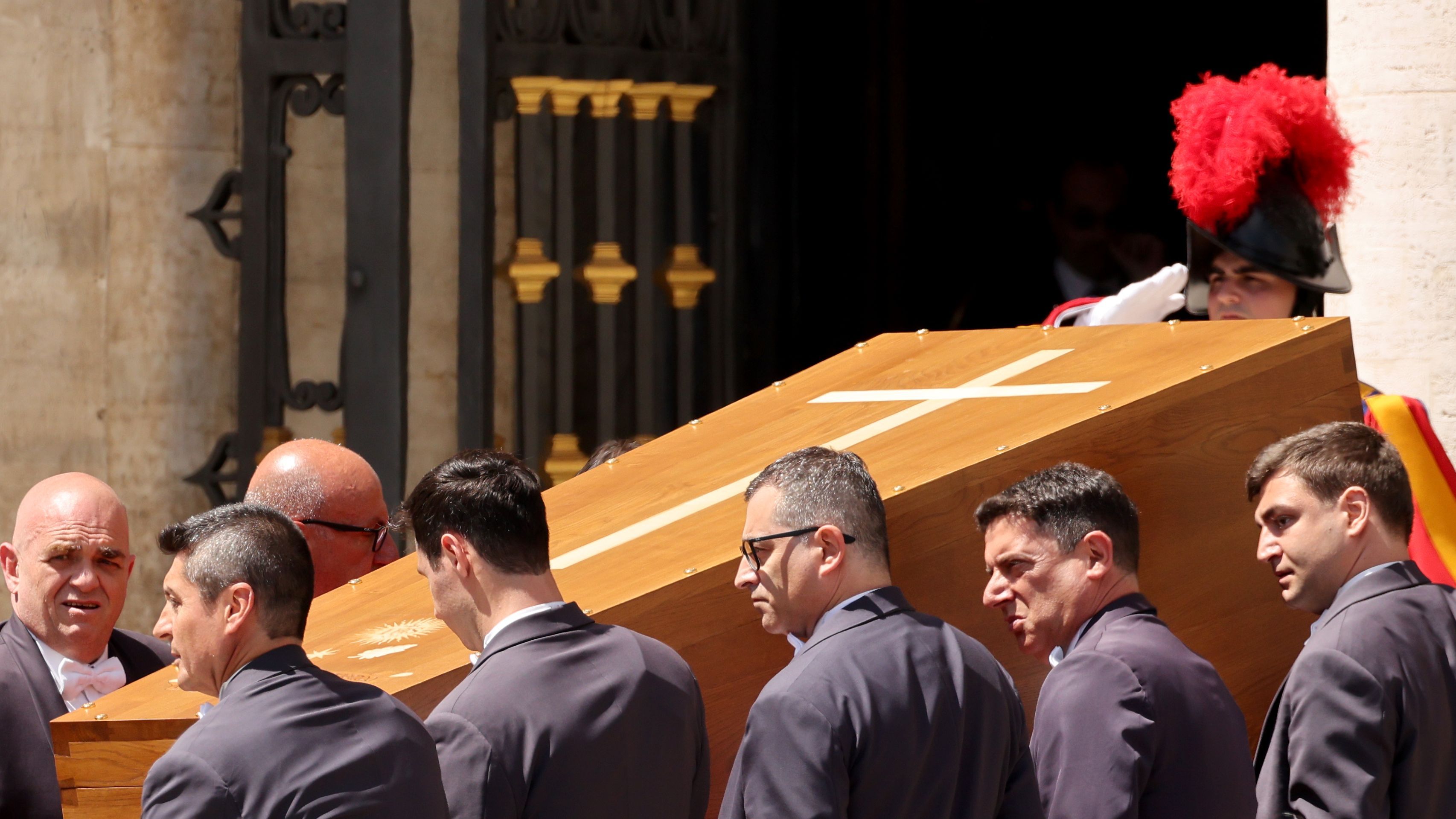 El ataúd del papa Francisco entrando a la Basílica