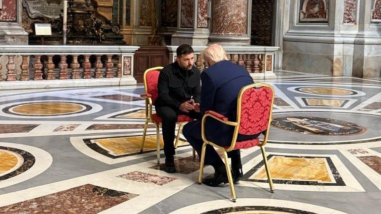 Volodimir Zelenski y Donald Trump mantienen una reunión "muy productiva" antes del funeral del papa Francisco en Roma