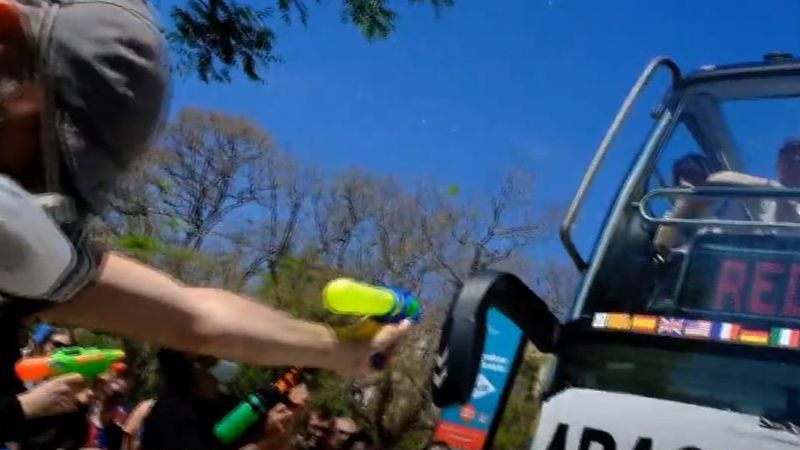 Activistas abordan un autobús turístico en la Sagrada Familia y disparan pistolas de agua
