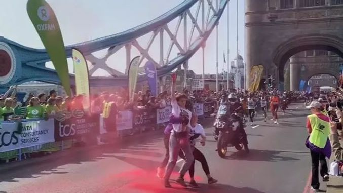 Activistas propalestinos irrumpen en la maratón de Londres para protestar contra los ataques israelíes