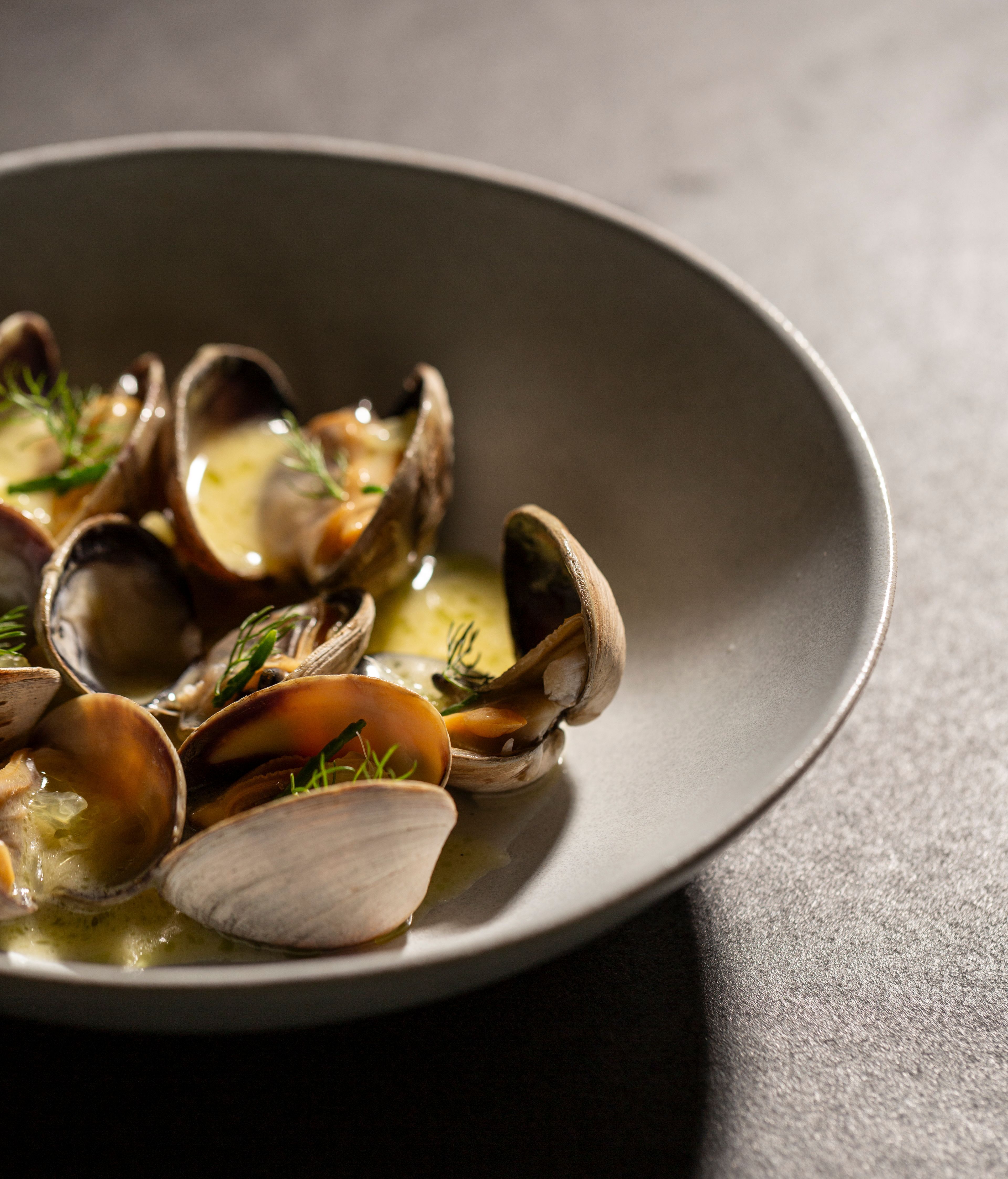 Las ya famosas almejas, un plato que rebañarás a pesar de no tener pan.