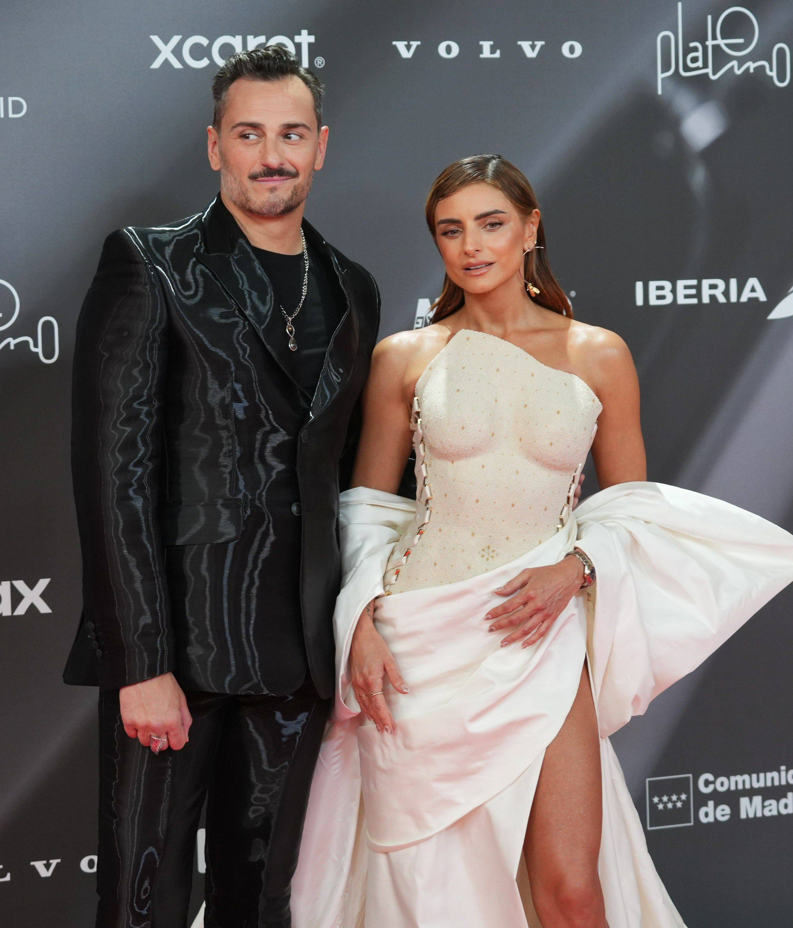 Asier Etxeandia y Aislinn Derbez en los Premios Platino 2025