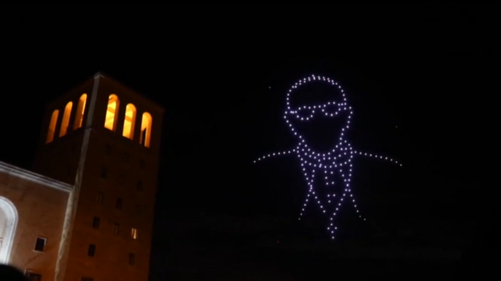 Cientos de drones homenajean al papa Francisco