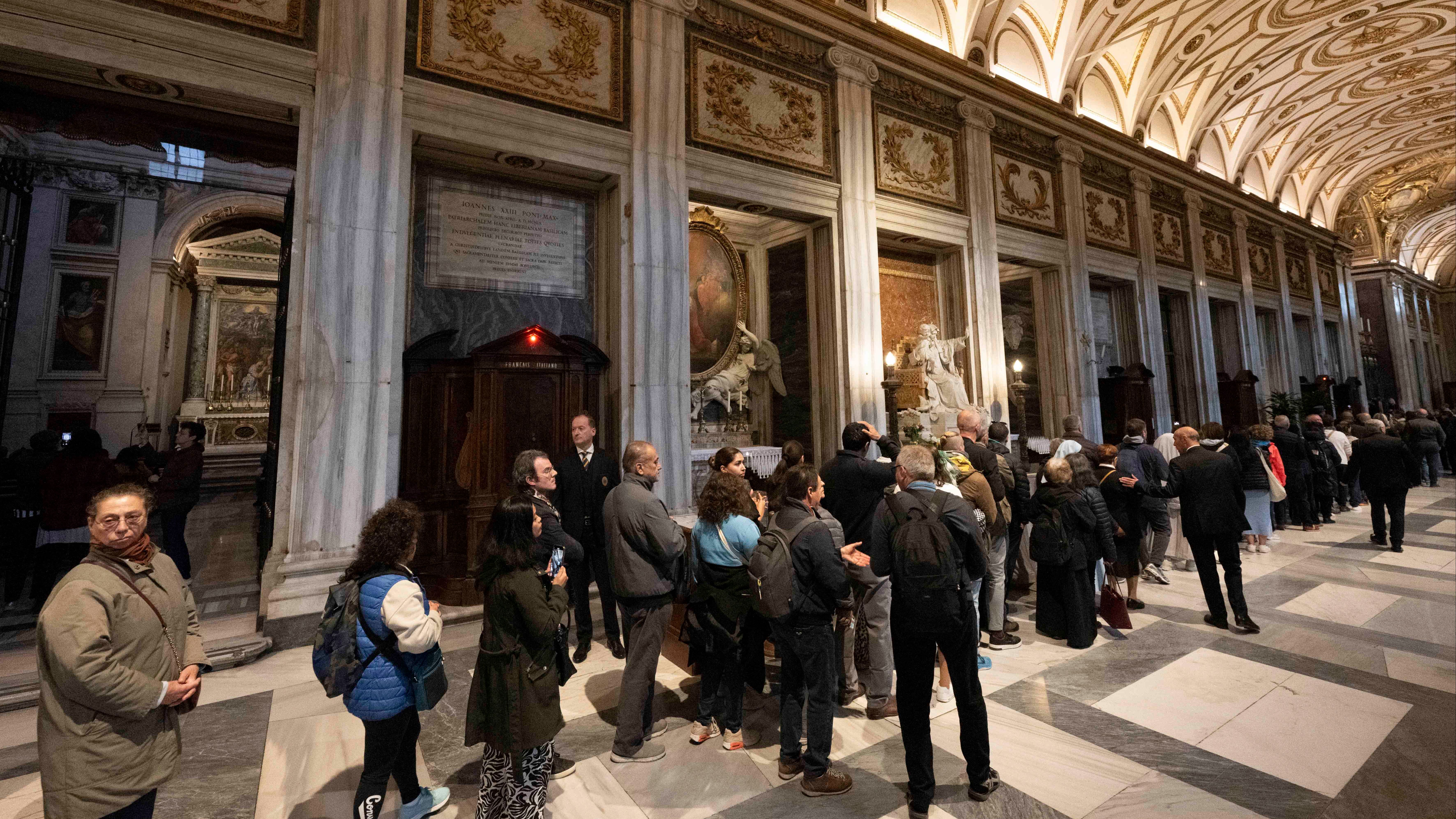 Cientos de fieles visitan la tumba del papa Francisco en la basílica de Santa María la Mayor de Roma