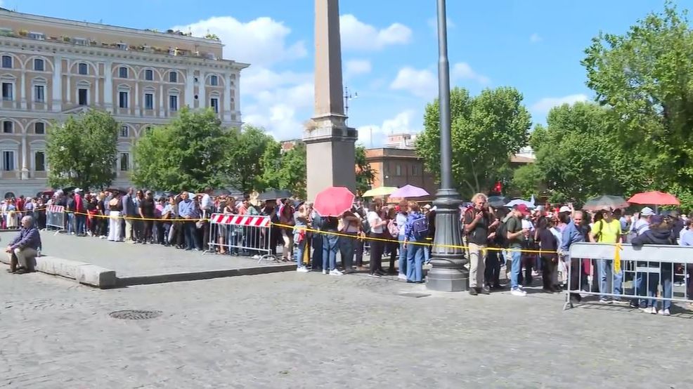 Decenas de miles de personas visitan la sepultura del pontífice